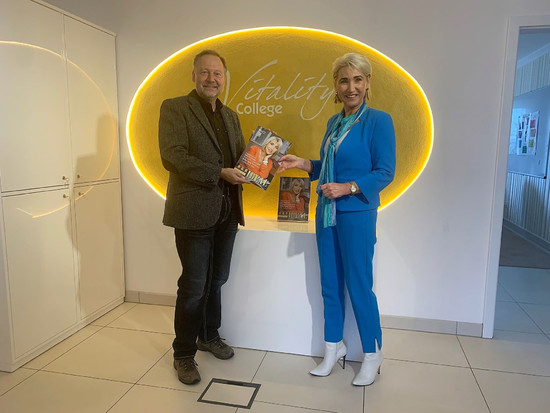 Silvia Schneider vom Vitality College wurde als Unternehmerin des Monats vom Unternehmermagazin Orhideal ausgezeichnet – Bürgermeister Dr. Frank Schmidt übergibt den Sonderdruck